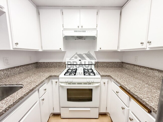 Building Photo - 5245 Riverton Ave