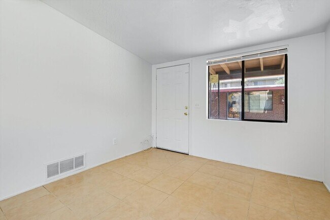 Building Photo - 1662 N Beverly Ave
