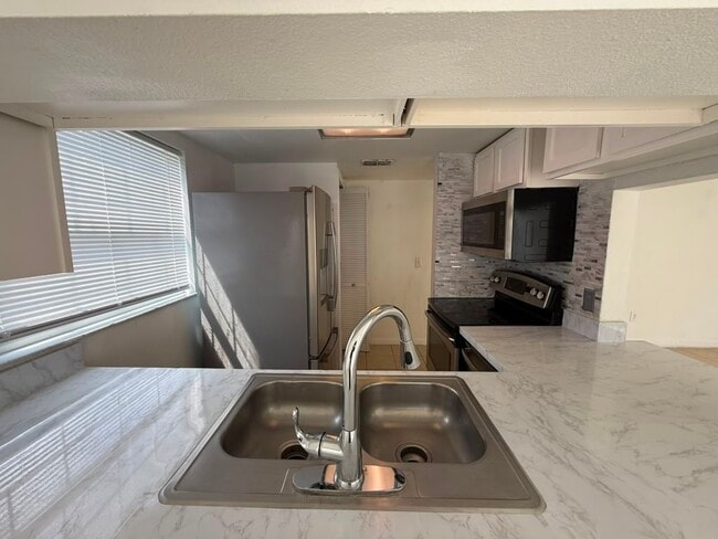 Building Photo - 833 Caribbean Dr