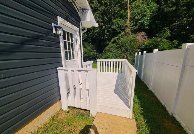Building Photo - Charming 3 Bedroom, 1 Bathroom home in Winston Salem