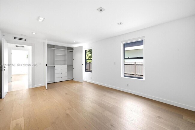Building Photo - 120 NE 49th St