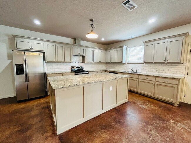 Building Photo - 2801 Sandage Ave