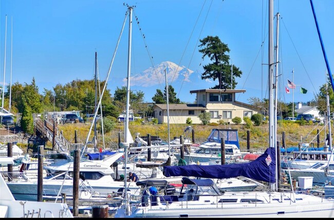 Building Photo - 1/2 off 1st Month's Rent - Birch Bay Villa...