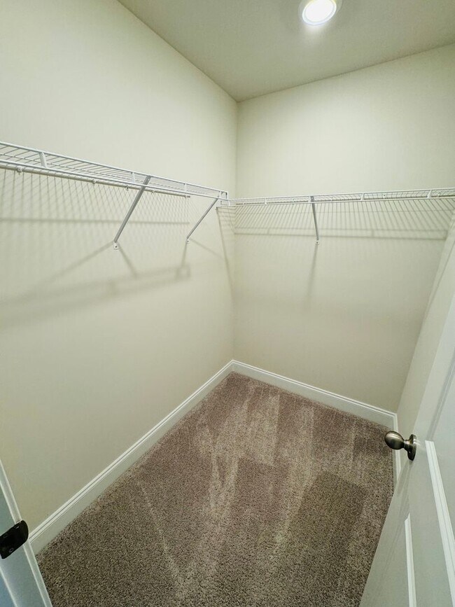 Building Photo - FOR LEASE - 3 bed, 2.5 bath, 1611 sqft tow...