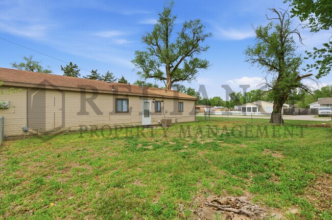 Building Photo - 5026 W Newell St