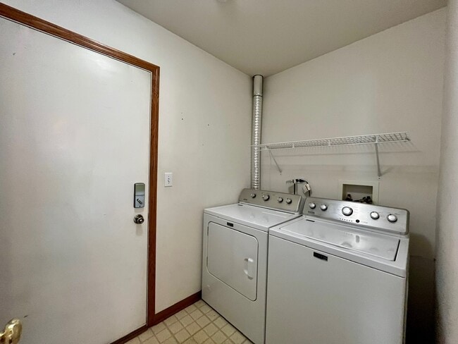 Building Photo - 1919 Golden Gate Ln