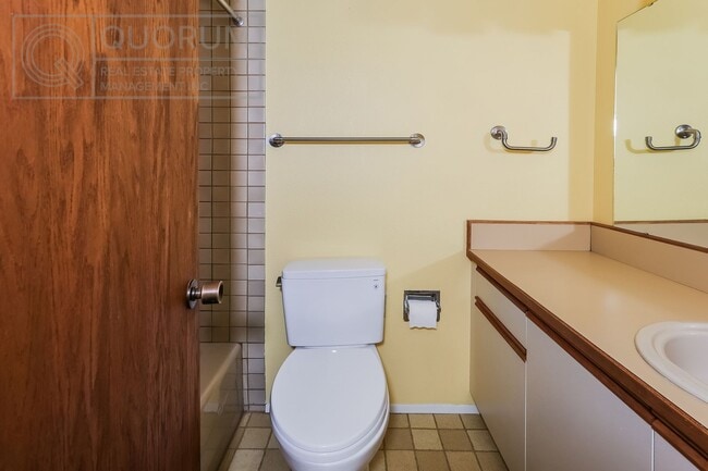 Building Photo - Spectacular Top Floor Condo with Stunning Views in Queen Anne