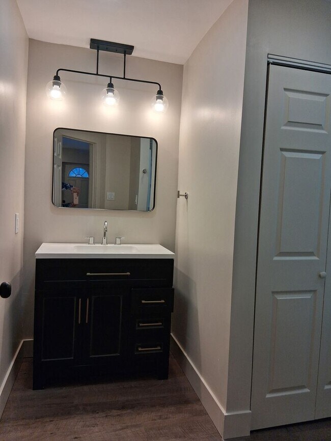 Building Photo - Quaint Newly-renovated Bungalow