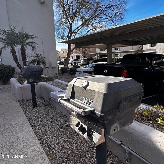 Building Photo - 7300 N Dreamy Draw Dr