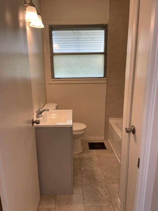 Building Photo - Charming 2-Bedroom Home in Prime Milwaukee...