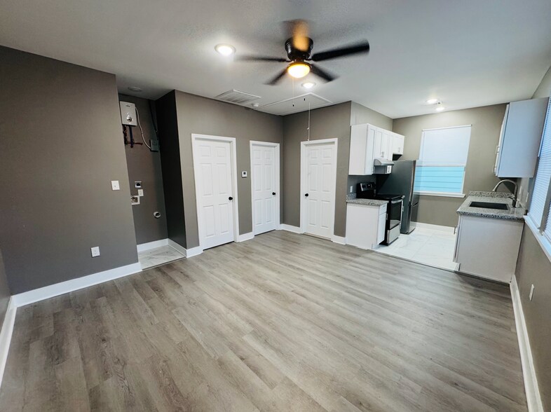 Building Photo - 860 France St