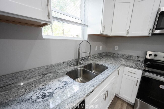 Building Photo - "Charming 3-Bedroom Townhouse on Rembrandt...