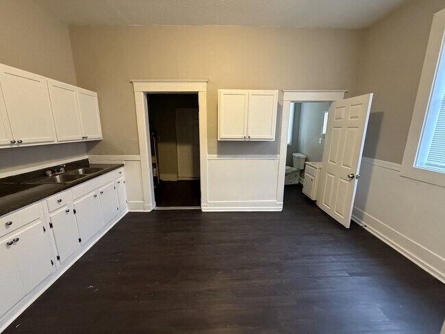 Building Photo - 852 Ioka Ave