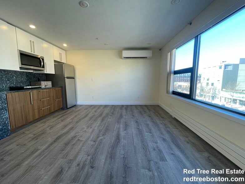 Building Photo - 1028a Commonwealth Ave