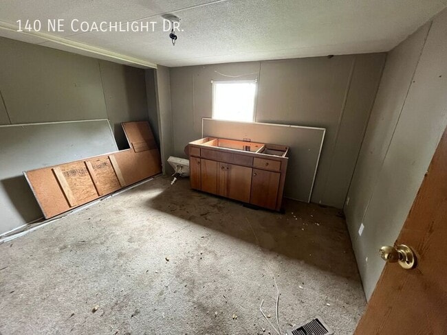 Building Photo - 140 Coachlight Dr