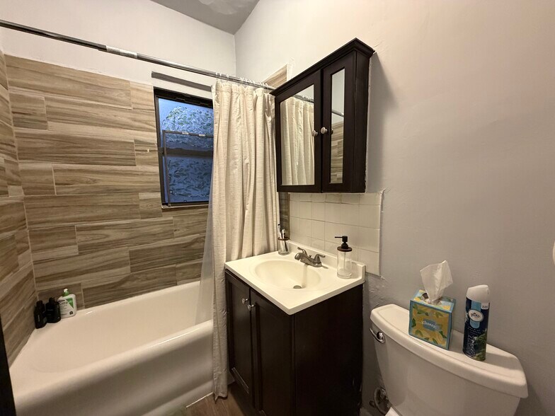 Building Photo - 6948 N Ashland Ave