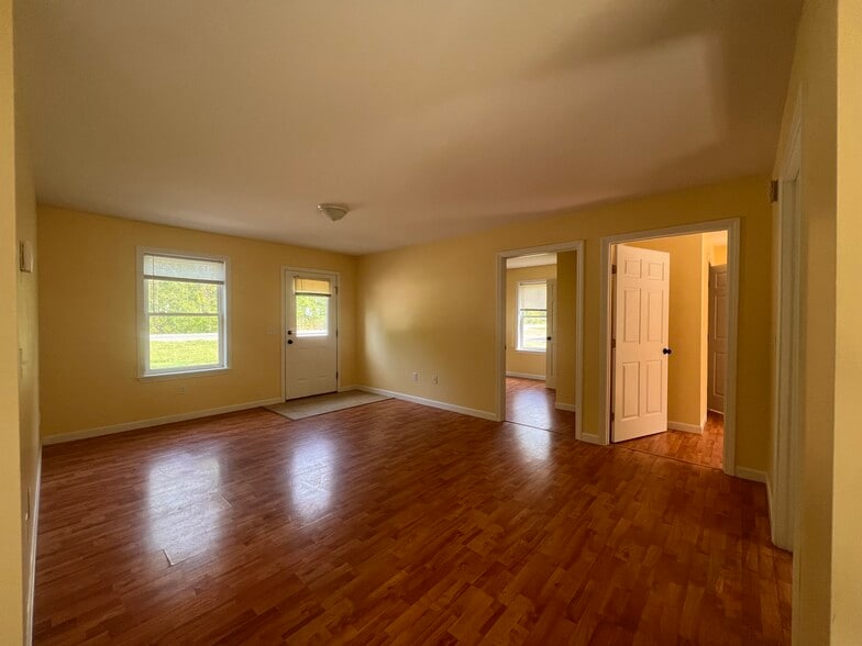 Building Photo - 97 N Main St