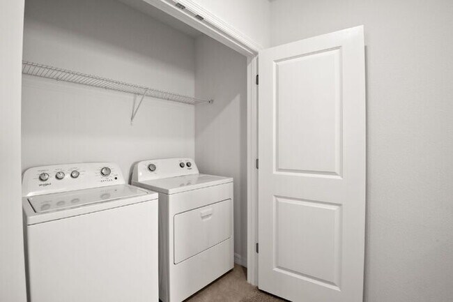 Building Photo - "Spacious 3-Bedroom Townhouse Oasis with 2.5 Baths in Serene Apollo Beach!"