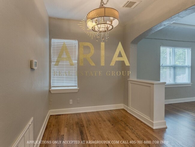 Building Photo - Updated & Adorable 2 Bed/1 Bath Space in t...