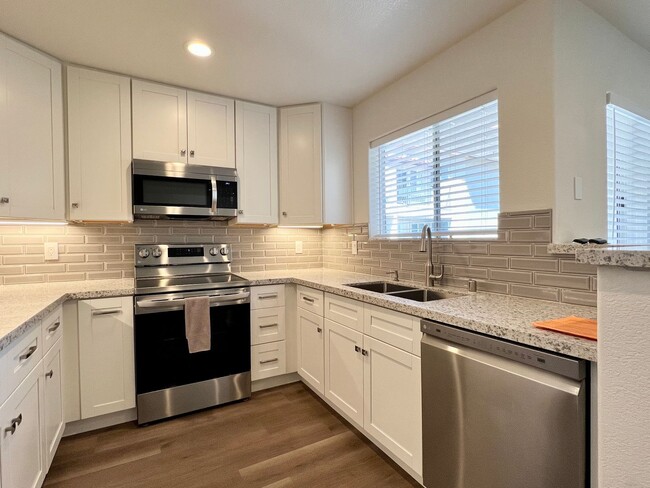 Building Photo - Upgraded 2 Bedroom 2 Bath Condo with Lots ...