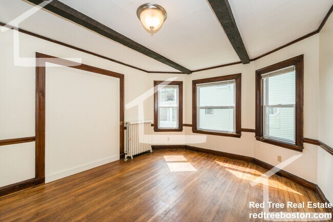 Building Photo - 9/1 Spacious Oak Square 4BR/2BA w/free laundry, parking, deck!