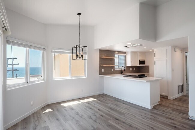 Building Photo - 215 Moonstone St