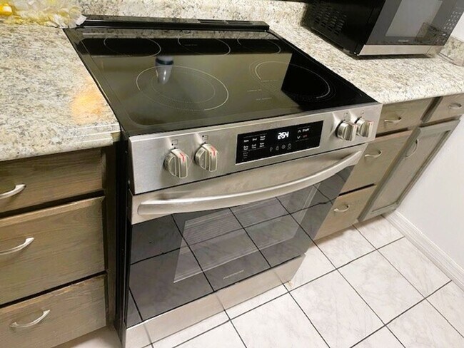 Building Photo - 2 Bedroom Coastal Convenience