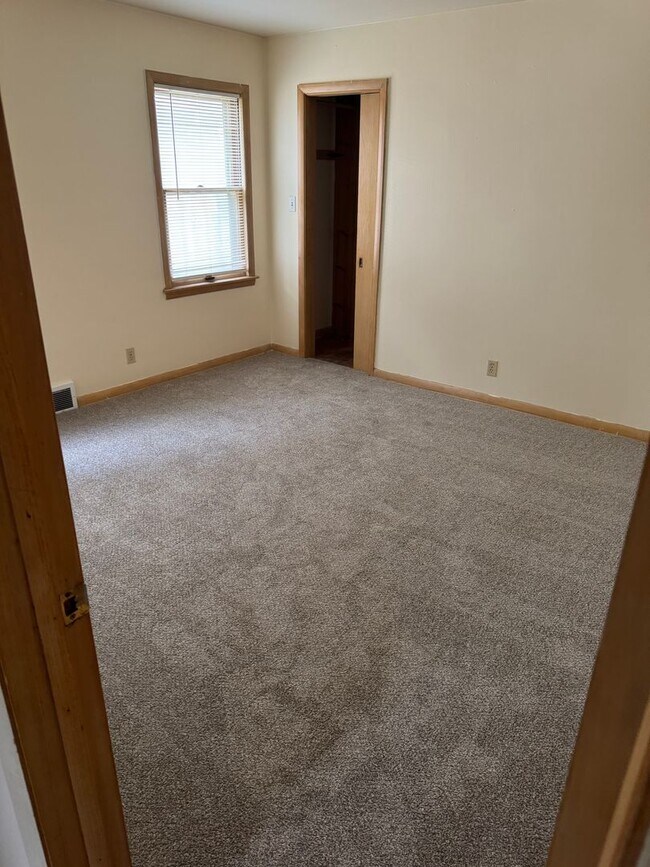 Building Photo - Newly Renovated 3-Bedroom Upper Flat Near ...