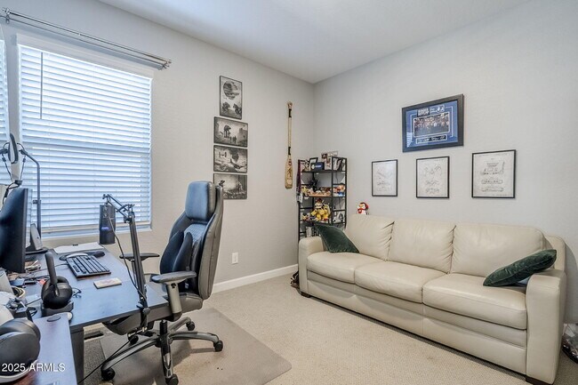 Building Photo - 9935 E Thornbush Ave