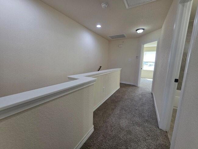 Building Photo - Town home for rent