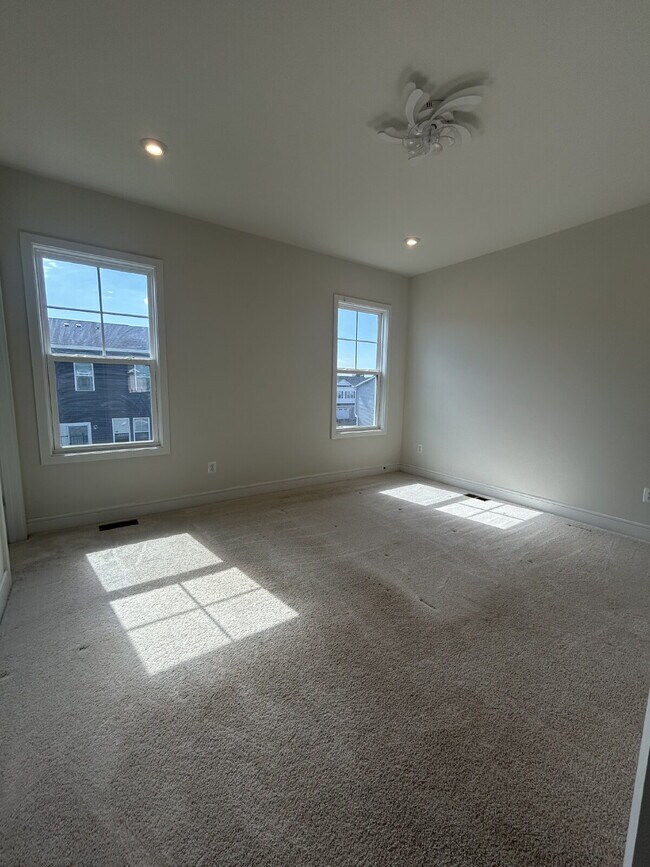 Building Photo - Upgraded 3BR End-Unit Townhome | 3.5 Baths | Garage | Lake Frederick