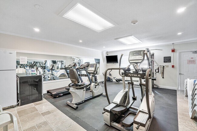 Building Photo - 1160 Hillsboro Mile