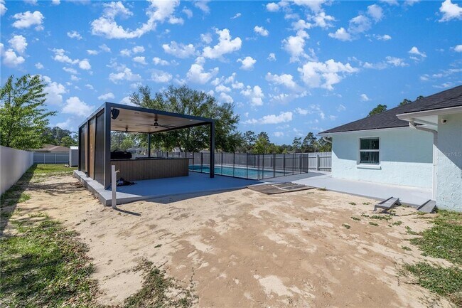 Building Photo - 7191 Hemlock Rd