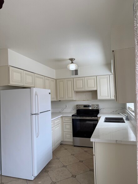 Building Photo - 735 N Arrowhead Dr