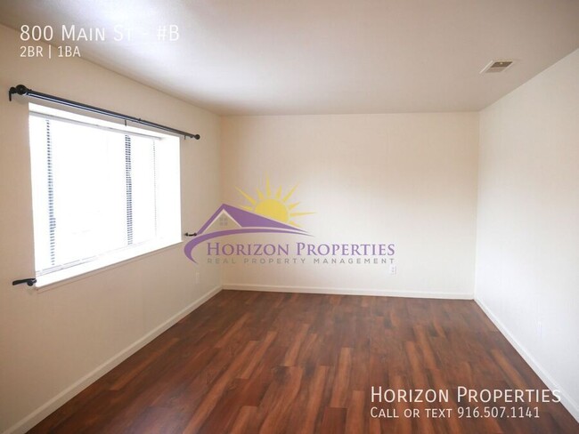 Building Photo - Remodeled 2 Bed 1 Bath Triplex Unit in Wes...