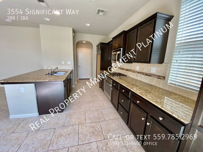 Building Photo - $2,300 Barstow & DeWolf 3 Bedroom - Commun...