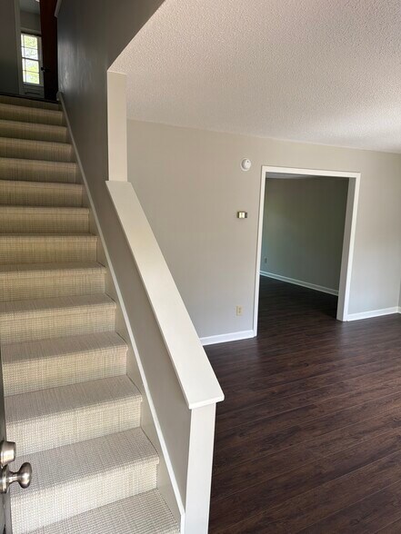 Building Photo - 2104 Fairview Rd