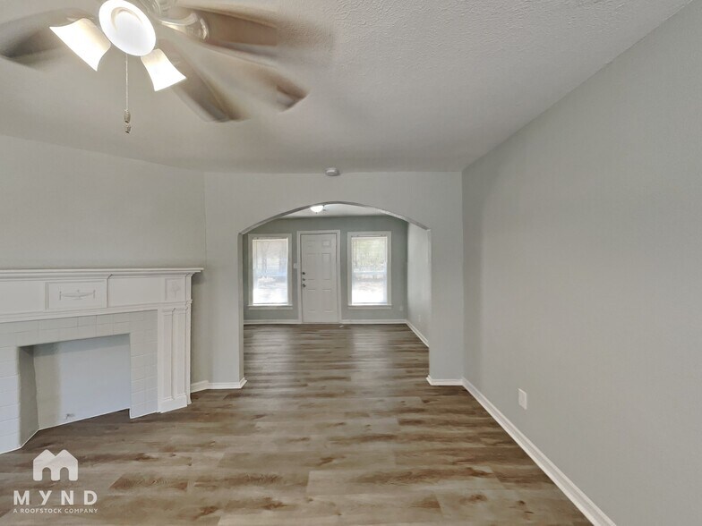 Building Photo - 3862 Meadowbrook Dr