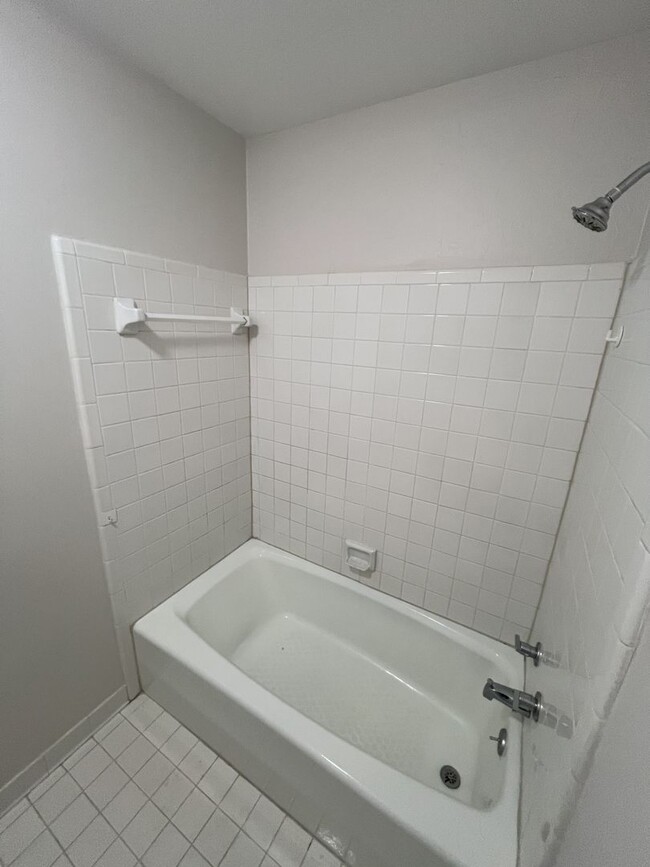 Building Photo - 4 bedroom, 3 bathroom townhouse located in...