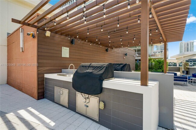 Building Photo - 3250 NE 1st Ave