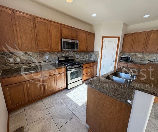 Building Photo - Three Bedroom, Two Bathroom House in Chape...