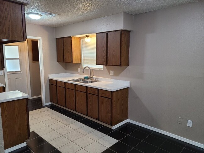 Building Photo - 1824 N Kaye Dr
