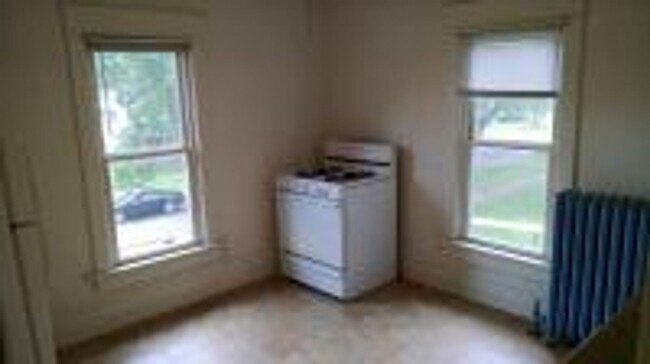 Building Photo - Charming 2-Bedroom Apartment in Cedar Falls – Great Location!