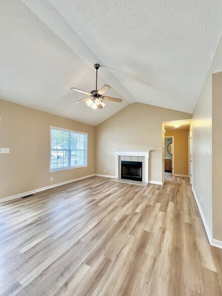Building Photo - 397 Paris Dr