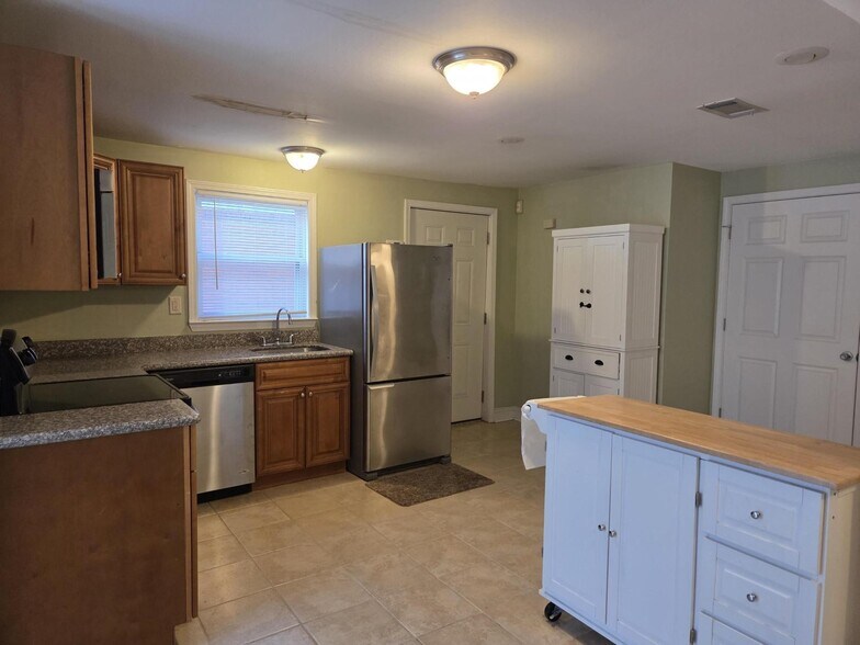 Kitchen - 4422 Walmsley Ave