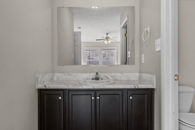 Building Photo - Freshly Remodeled 3rd Floor Apartment