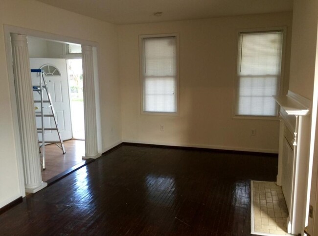 Building Photo - North Side House! Roomy 3 bed 2 bath with ...