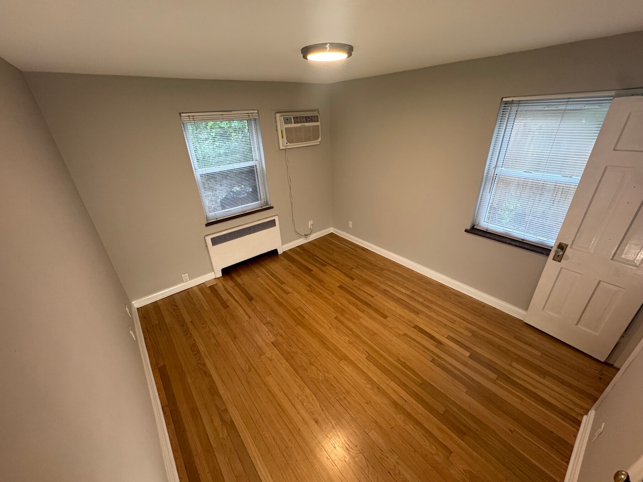 Building Photo - 2984 Linwood Ave
