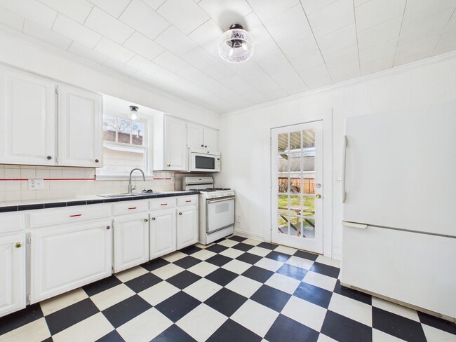 Building Photo - 714 St Thomas St