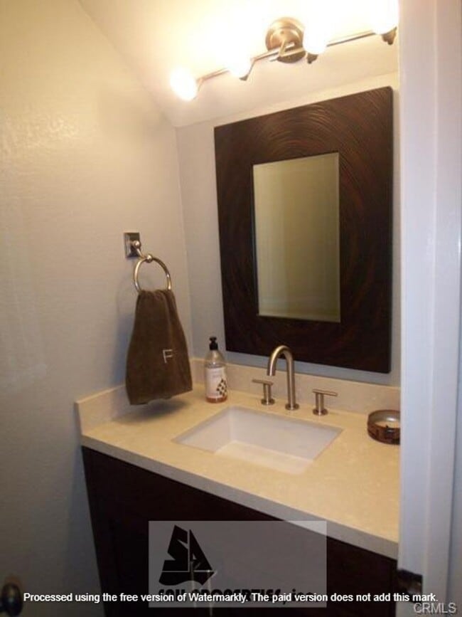 Building Photo - Stunning Townhome in Huntington Beach!